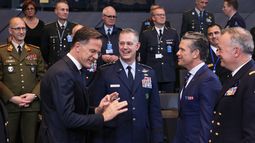 El secretario de Defensa de Estados Unidos, Pete Hegseth (centro, derecha), habla con el secretario general de la OTAN, Mark Rutte (centro, izquierda), y con el comandante de las fuerzas aliadas en Europa, el general Alexus G. Grynkewich (centro), durante una reunión de los ministros de Defensa de la OTAN en la sede del organismo en Bruselas, el 15 de octubre de 2025 (AP Foto/Omar Havana)