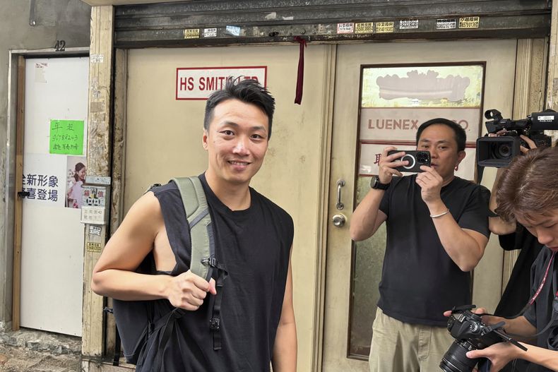 El activista prodemocracia de Hong Kong Jimmy Sham posa para los fotógrados tras su salida de prisión, en Hong Kong, el 30 de mayo de 2025. (AP Foto/Kanis Leung)