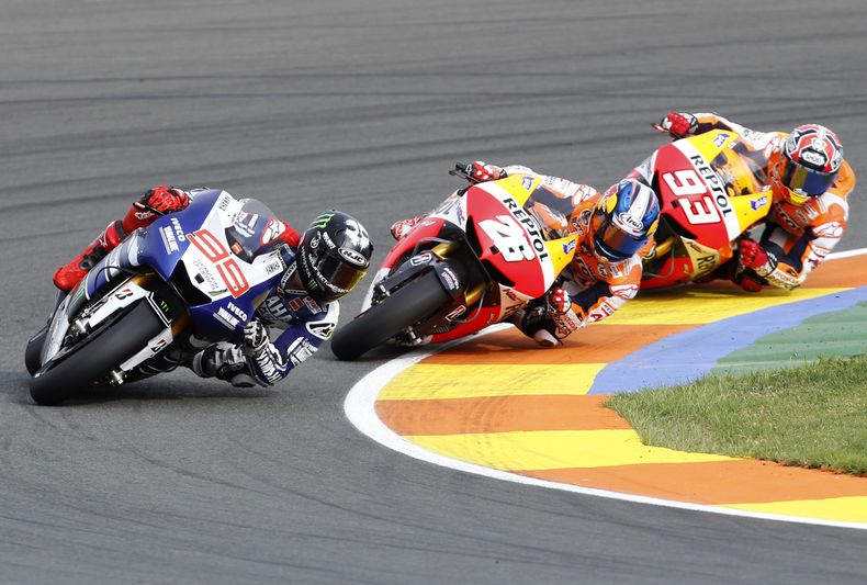 Jorge Lorenzo, seguido por Dani Pedrosa y Marc M&aacute;rquez durante el Gran Premio de Valencia de motociclismo, el &uacute;ltimo de la temporada. M&aacute;rquez termin&oacute; tercero y se coron&oacute; campe&oacute;n mundial el 10 de noviembre del 2013
