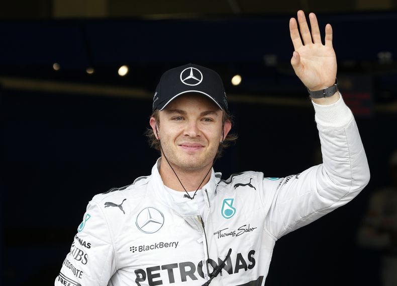 En fotograf&iacute;a del 5 de julio de 2014 , el piloto alem&aacute;n de F&oacute;rmula 1 Nico Rosberg, de la escuder&iacute;a Mercedes, celebra tras obtener la primera posici&oacute;n en la claisificaci&oacute;n para el Gran Premio de Inglaterra. El equi