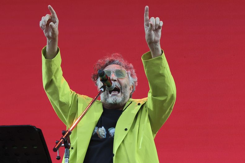 El cantante argentino Fito Paez durante su concierto en el Festival Vive Latino en la Ciudad de México el sábado 16 de marzo de 2024. (Foto AP/Ginnette Riquelme)