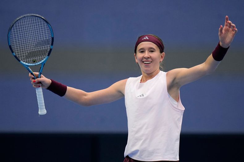 La checa Nikola Bartunkova celebra al vencer a su compatriota Karolina Muchova en los cuartos de final del Abierto de China el jueves 8 de octubre del 2026. (AP Foto/Andy Wong)