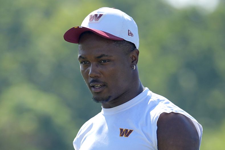 El receptor abierto de los Commanders de Washington, Terry McLaurin, camina por el campo después de una práctica en el campamento de entrenamiento de fútbol americano de la NFL del equipo, el domingo 27 de julio de 2025, en Ashburn, Virginia. (AP Photo/Mark Schiefelbein)