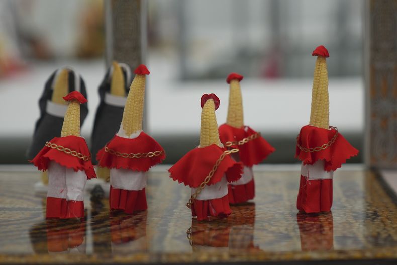 Cornclave, una escultura con vegetales realizada por Dean Ramsey y Jess Copsey, parte de la feria de verduras de Brockwell Park, en Londres, el sábado 7 de junio de 2025. (AP Foto/Joanna Chan)