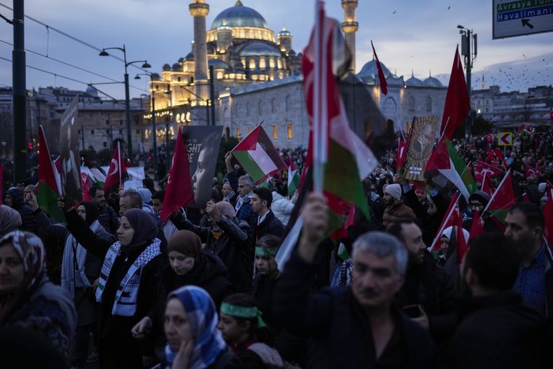 La gente se manifiesta junto a Yeni Cami (Mezquita Nueva) para mostrar solidaridad con los palestinos en medio de la guerra en curso en Gaza, en Estambul, Turquía, el 1 de enero de 2024. (Foto AP/Francisco Seco)