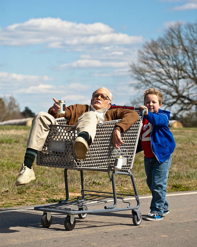 Johnny Knoxville, a la izquierda, como Irving Zisman, y Jackson Nicoll, como Billy en la cinta Jackass Presents: Bad Grandpa", de Paramount Pictures y MTV Films. La pel&iacute;cula cop&oacute; las taquillas este fin de semana en cines de Estados Unid
