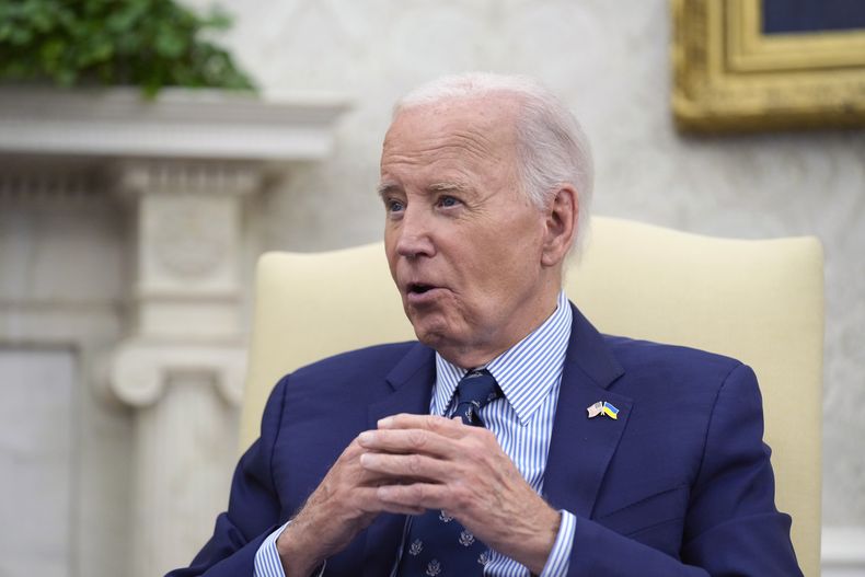 El presidente Joe Biden se reúne con el presidente de Ucrania, Volodymyr Zelenskyy, en el Despacho Oval de la Casa Blanca en Washington, el jueves 26 de septiembre de 2024. (Foto AP/Susan Walsh)
