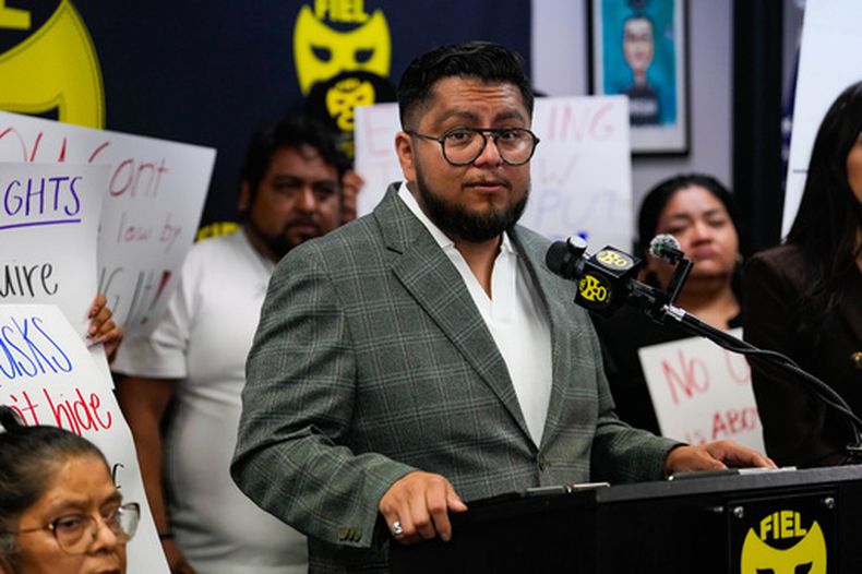 César Espinosa de FIEL habla en una conferencia de prensa en la sede del organismo en Houston, el viernes 16 de octubre de 2026, poniendo en duda el relato del Servicio de Inmigración y Control de Aduanas sobre la acción de aplicación de la ley del 10 de octubre, en la que Miguel Parra fue atropellado por un vehículo de la agencia. (Raquel Natalicchio /Houston Chronicle vía AP)