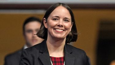 ARCHIVO - La secretaria de estado, Shenna Bellows, asiste a un evento en esta foto de archivo del 4 de enero de 2023, en Augusta, Maine. (AP Foto/Robert F. Bukaty, Archivo)