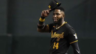 Castro deja caer su teléfono durante juego de Piratas