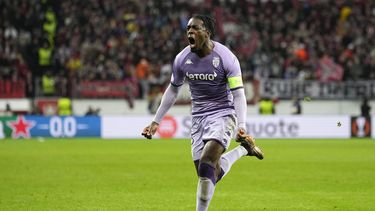 ARCHIVO - En foto del 16 de febrero del 2023, Axel Disasi del Mónaco celebra tras anotar en el encuentro de la Europa League ante el Bayer Leverkusen. El viernes 4 de agosto del 2023, Disasi firma con el Chelsea. (AP Foto/Martin Meissner, Archivo)