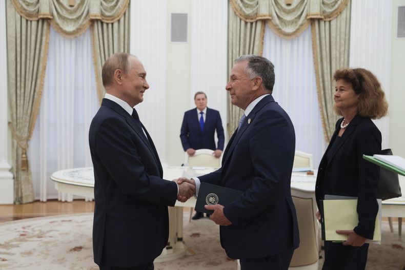 El presidente de Rusia, Vladímir Putin (izquierda), y el enviado del presidente de Estados Unidos, Donald Trump, Steve Witkoff (derecha), se dan la mano durante un encuentro en el Kremlin, en Moscú, Rusia, el 6 de agosto de 2025. (Gavriil Grigorov, Sputnik, Kremlin Pool Foto vía AP)