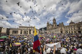 colombianos protestan contra reformas de gustavo petro