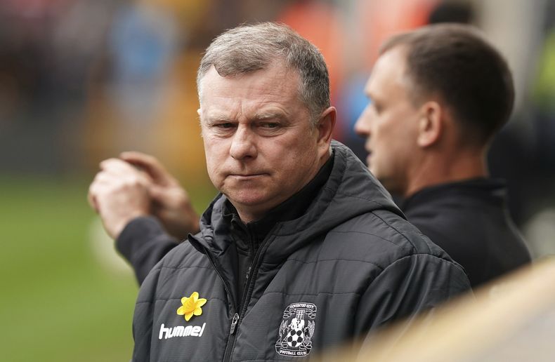 El entrenador del Coventry City, Mark Robins, observa antes del partido de fútbol de cuartos de final de la FA Cup inglesa entre el Wolverhampton y el Coventry City, en el Molineux, Wolverhampton, Inglaterra, el sábado 16 de marzo de 2024. (Mike Egerton/PA vía AP)