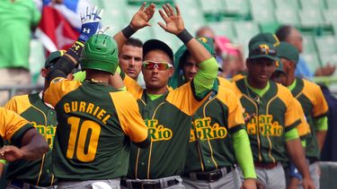 dos peloteros abandonan equipo cubano en serie del caribe