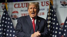 El expresidente Donald Trump gesticula después de hablar el miércoles 11 de octubre de 2023 en el Centro de Convenciones del Condado Palm Beach, en West Palm Beach, Florida. (AP Foto/Rebecca Blackwell)
