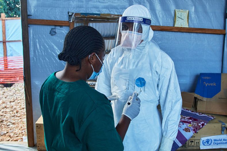 Trabajadores de salud trabajan en el Centro Médico Evangélico en Bunia, República Democrática del Congo, el viernes 3 de julio de 2026, donde estaba previsto iniciar ensayos clínicos de lucha contra el ébola. (AP Foto/Dirole Lotsima Dieudonne)