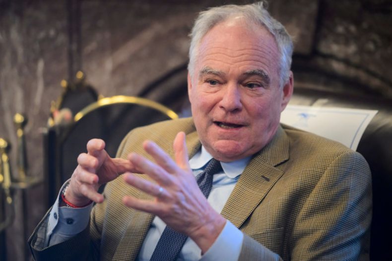 El senador demócrata por Virginia Tim Kaine en una conferencia de prensa en el Congreso en Washington el 9 de marzo del 2026. (AP foto/Rod Lamkey, Jr.)
