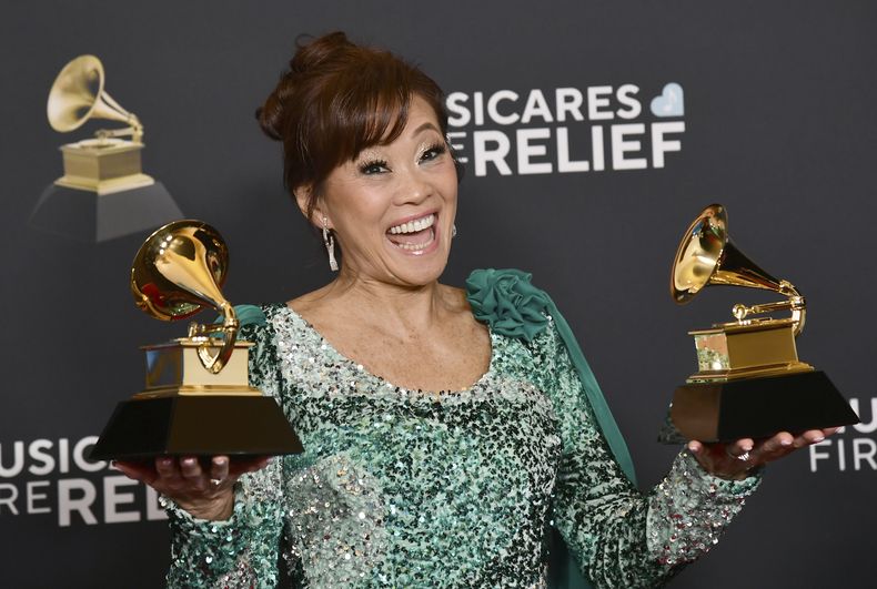 Mimy Succar posa en la sala de prensa con el premio al mejor álbum tropical latino por Alma, Corazón y Salsa y a la mejor interpretación de música global durante la 67ª entrega anual de los premios Grammy el domingo 2 de febrero de 2025 en Los Ángeles. (Foto Richard Shotwell/Invision/AP)