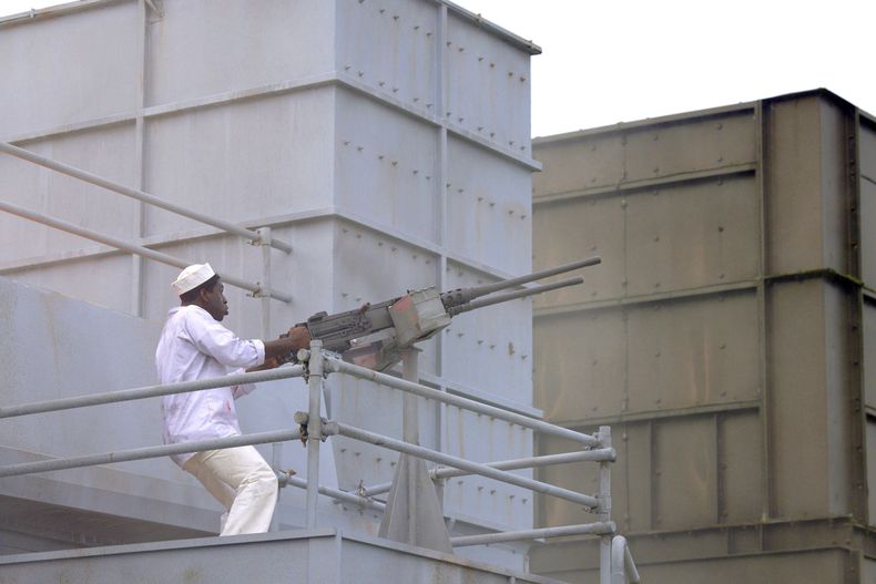 En esta imagen proporcionada por National Geographic, Abdul Sulaiman, interpreta al asistente de comedor Doris Miller, usando un rifle antiaéreo en el buque USS West Virginia en una dramatización de la serie documental Erased: WW2s Heroes of Color. (National Geographic vía AP)