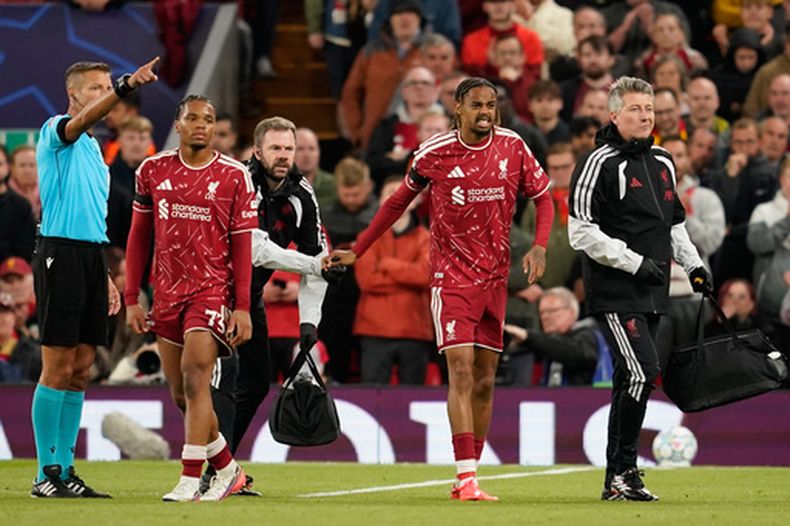 El delantero del Liverpool, Bradley Barcola, abandona el campo lesionado durante el partido de la fase inicial de la Liga de Campeones de la UEFA entre el Liverpool y el Atlético de Madrid en Liverpool, Inglaterra, el miércoles 9 de septiembre de 2026. (Foto AP/Dave Thompson)