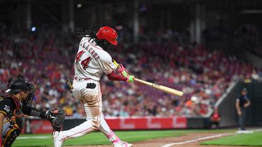 El dominicano Elly de la Cruz, de los Rojos de Cincinnati, batea durante el noveno inning de un juego ante los Piratas de Pittsburgh, el jueves 30 de julio de 2026 (AP Foto/Tanner Pearson)