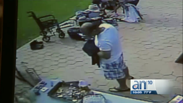 aprovecho un garage sale en hialeah para robar dos celulares