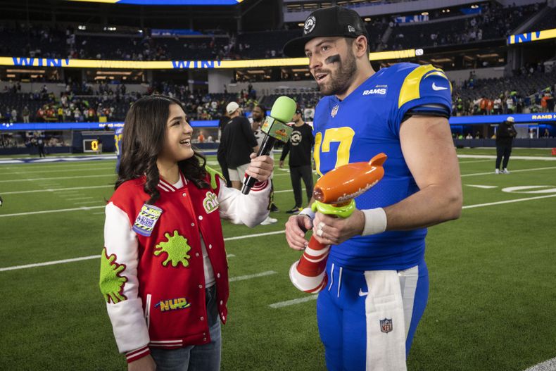 ARCHIVO - El mariscal de campo de los Rams de Los Angeles Baker Mayfield (17) durante una entrevista después de haber sido seleccionado como el jugador de Nickelodeon NVP después del partido de la NFL contra los Broncos de Denver, el domingo 25 de diciembre de 2022, en Inglewood, California. Bob Esponja (SpongeBob) y Slimetime llegarán al Super Bowl. La NFL y CBS Sports anunciaron el martes 1 de agosto de 2023, que el Super Bowl de esta temporada tendrá una presentación enfocada en niños en Nickelodeon. Será la primera vez que el Super Bowl tenga una transmisión alternativa en otro canal. (Foto AP/Kyusung Gong, archivo)