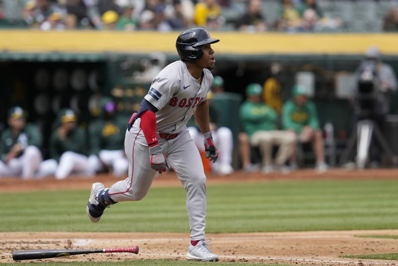 El dominicano Emmanuel Valdez, de los Medias Rojas de Bostn, corre tras conectar un elevado de sacrificio en el juego del miércoles 3 de abril de 2024, ante los Atléticos de Oakland (AP Foto/Godofredo A. Vásquez)