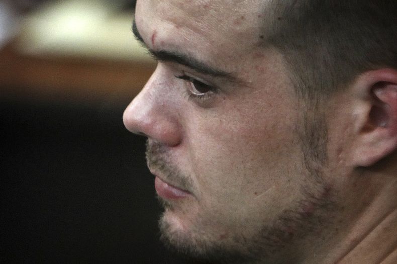 ARCHIVO - El holandés Joran van der Sloot permanece sentado en la sala de un tribunal antes de su sentencia en la prisión de San Pedro, en Lima, Perú, el 13 de enero de 2012. (AP Foto/Karel Navarro, Archivo)