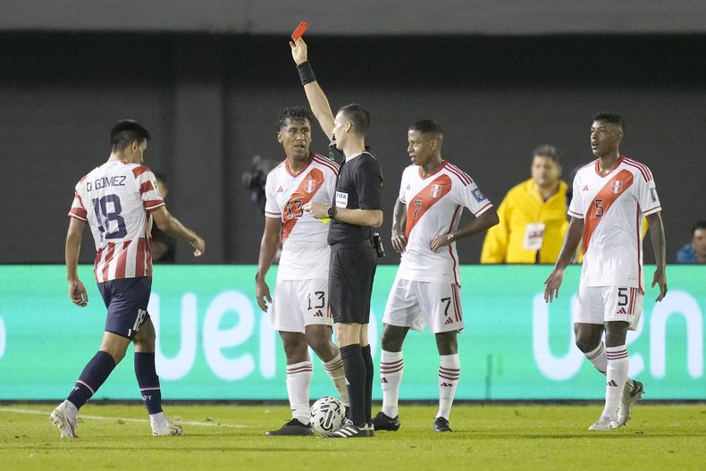 El árbitro uruguayo Andrés Matonte, expulsa a Luis Advíncula de Perú, durante un partido ante Paraguay, dentro de las eliminatorias al Mundial, el jueves 7 de septiembre de 2023, en Ciudad del Este (AP Foto/Jorge Sáenz)