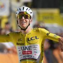 Tadej Pogacar tras ganar la 19na etpaa del Tour de Francia en el Alpe dHuez, el viernes 24 de julio de 2026. (AP Foto/Thibault Camus)