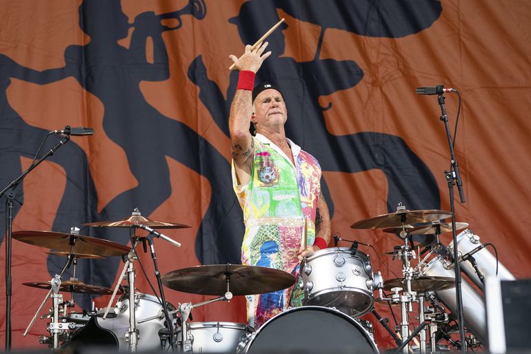 Chili Peppers honra a baterista de Foo Fighters en festival