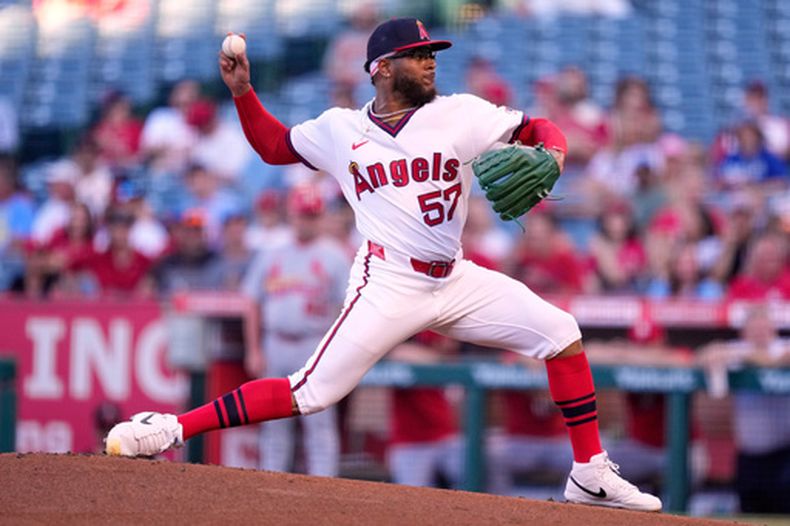 El dominicano Walbert Ureña, de los Angelinos de Los Ángeles, hace un lanzamiento en el juego del martes 21 de julio de 2026 ante los Cardenales de San Luis (AP Foto/Mark J. Terrill)