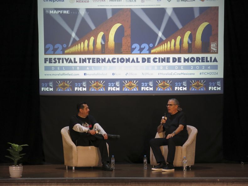 El cinefotógrafo y director Rodrigo Prieto, derecha, participa en un conversatorio con el presentador Erick Estrada en el Festival Internacional de Cine de Morelia el domingo 20 de octubre de 2024, en Morelia, México. (Foto AP/Berenice Bautista)