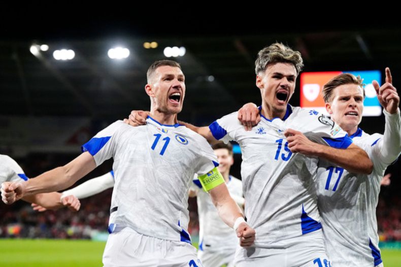 El bosnio Edin Dzeko (izquierda), de Bosnia y Herzegovina, celebra con sus compañeros tras anotar el primer gol de su equipo durante el juego de semifinales de la repesca para la Copa del Mundo entre Gales y Bosnia y Herzegovina en Cardiff, Gales, el jueves 26 de marzo de 2026. (Nick Potts/PA vía AP)