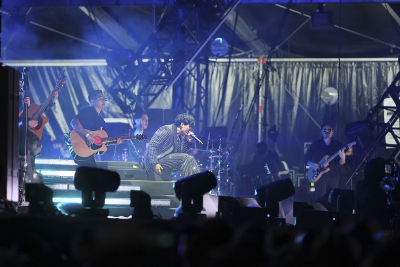 El cantante mexico-estadoinidense Adriel Favela durante su presentación en el festival Arre en la Ciudad de México el 7 de septiembre de 2024. (Foto AP/Ginnette Riquelme)