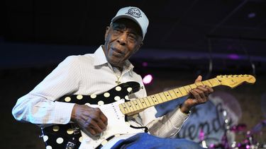 Buddy Guy posa para un retrato en Buddy Guys Legends en Chicago el jueves 24 de julio de 2025. (Foto AP/Nam Y. Huh)