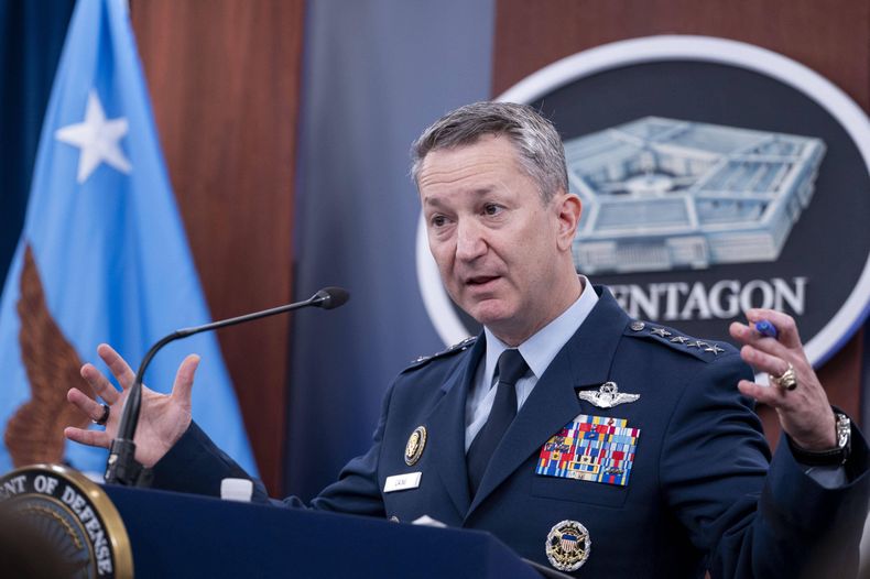 El general Dan Caine, jefe del Estado Mayor Conjunto, habla en una conferencia de prensa en el Pentágono, el jueves 26 de junio de 2025, en Washington. (AP Foto/Kevin Wolf)