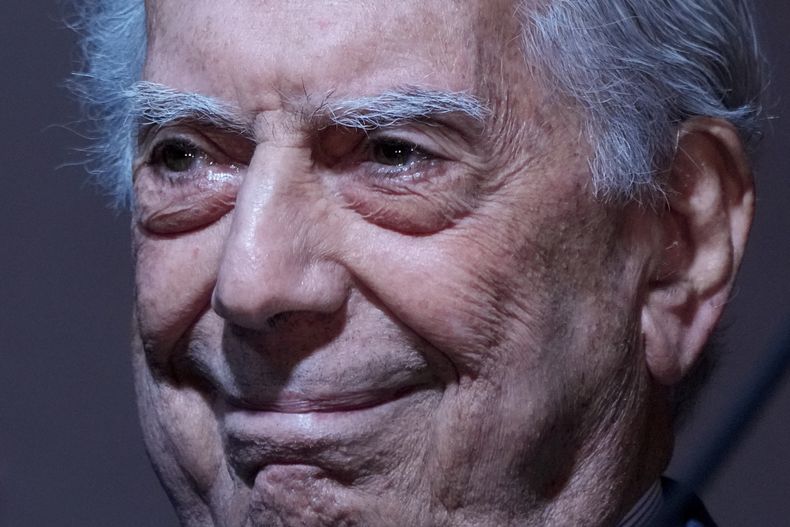 ARCHIVO - El escritor peruano Mario Vargas Llosa asiste a la 46° edición de la Feria Internacional del Libro en Buenos Aires, Argentina, el 6 de mayo de 2022. Los hijos de Vargas Llosa informaron el viernes 7 de julio de 2023 que el escritor fue dado de alta del hospital en Madrid donde estaba internado por COVID-19. (AP Foto/Natacha Pisarenko, Archivo)