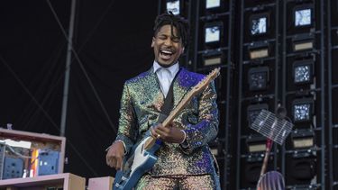 ARCHIVO - Jon Batiste actúa durante el Bonnaroo Music & Arts Festival, el 15 de junio de 2024, en Manchester, Tennessee. (Foto Amy Harris/Invision/AP, archivo)