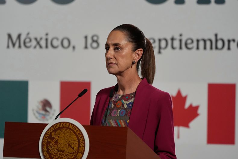 La presidenta de México, Claudia Sheinbaum, habla durante una conferencia de prensa conjunta con el primer ministro de Canadá, Mark Carney, en el Palacio Nacional en Ciudad de México, el jueves 18 de septiembre de 2025. (AP Foto/Fernando Llano)