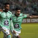 El colombiano William Tesillo (izquierda), de León, festeja con su compañero Adonis FRías, tras anotar ante Los Angeles FC en la ida de la final de la Liga de Campeones de la CONCACAF, el miércoles 31 de mayo de 2023 (AP Foto/Eduardo Verdugo)