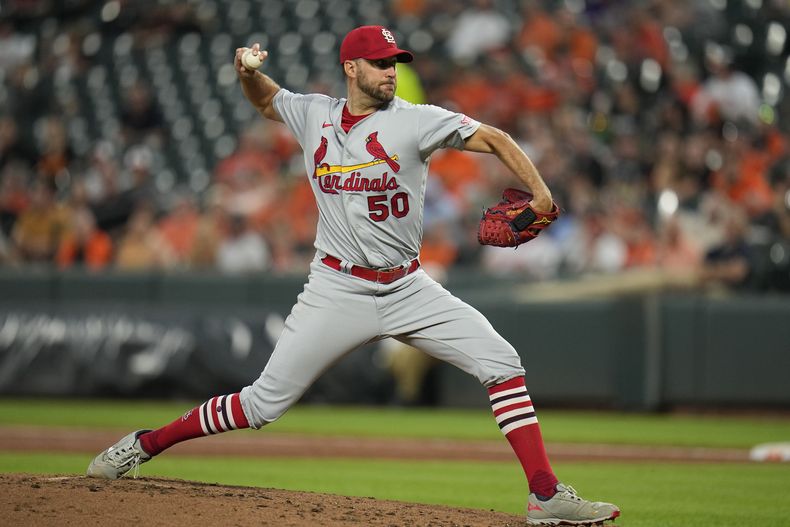 Adam Wainwright, abridor de los Cardenales de San Luis, hace un lanzamiento en el juego del martes 12 de septiembre de 2023, ante los Orioles de Baltimore (AP Foto/Julio Cortez)
