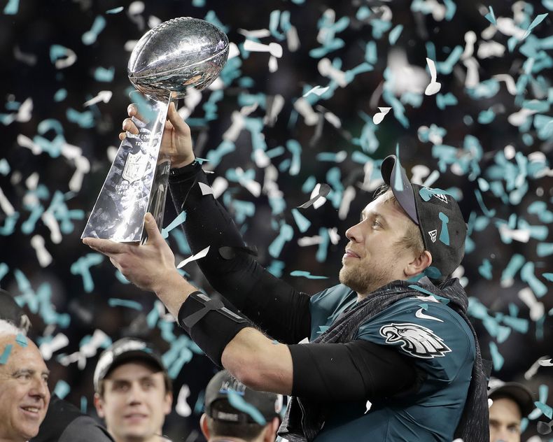 ARCHIVO - Foto del 4 de febrero del 2018, Nick Foles de los Eagles de Filadelfia sostiene el trofeo Vince Lombardi tras ganar el Super Bowl. (AP Foto/Chris OMeara)
