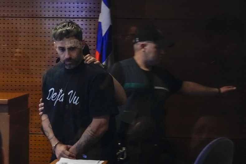 El exfutbolista chileno Jorge Valdivia es presentado ante un tribunal durante su audiencia preliminar por una presunta violación en Santiago, el martes 22 de octubre de 2024 (AP Foto/Esteban Félix)