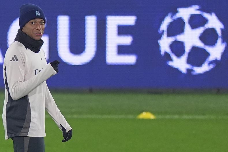 El francés Kylian Mbappé entrena con el Real Madrid en Bérgamo, Italia, el lunes 9 de diciembre de 2024 (Spada/LaPresse via AP)