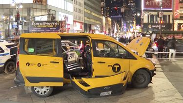 Foto tomada de video suministrado por Aron Ranen que muestra al taxi que atropelló a personas en Nueva York el 25 de diciembre del 2024. (Aron Ranen via AP)