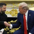 El presidente ucraniano Volodymyr Zelenskyy estrecha la mano de su homólogo estadounidense Donald Trump en la Casa Blanca, Washington, el lunes 18 de agosto de 2025. (AP Foto/Julia Demaree Nikhinson)