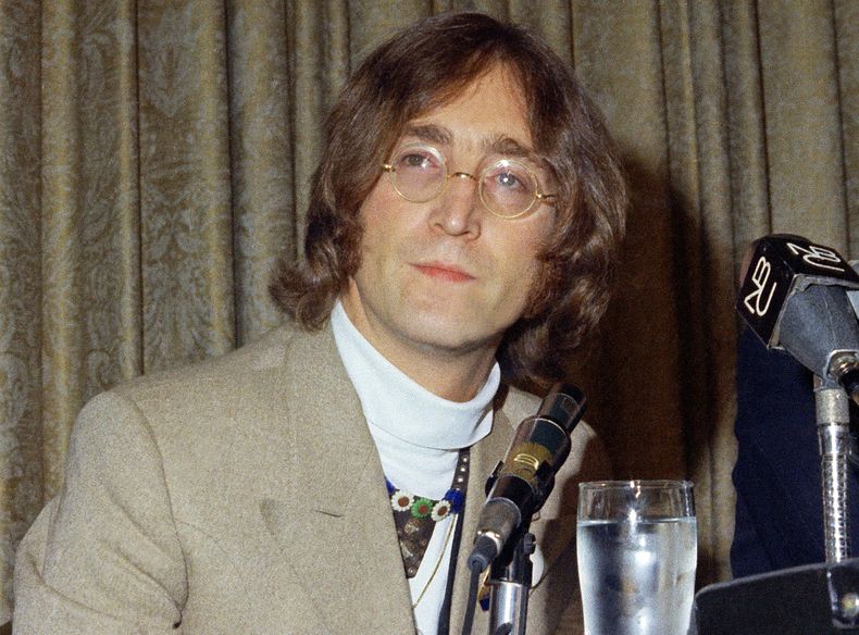 ARCHIVO - El cantante John Lennon aparece durante una conferencia de prensa en el Hotel Americana el 13 de mayo de 1968 en Nueva York. La emisora estatal polaca suspendió el sábado 27 de julio de 2024 a un periodista de televisión que durante la ceremonia de apertura de los Juegos Olímpicos reaccionó a una interpretación de Imagine de John Lennon diciendo que era una visión del comunismo. (Foto AP, archivo)